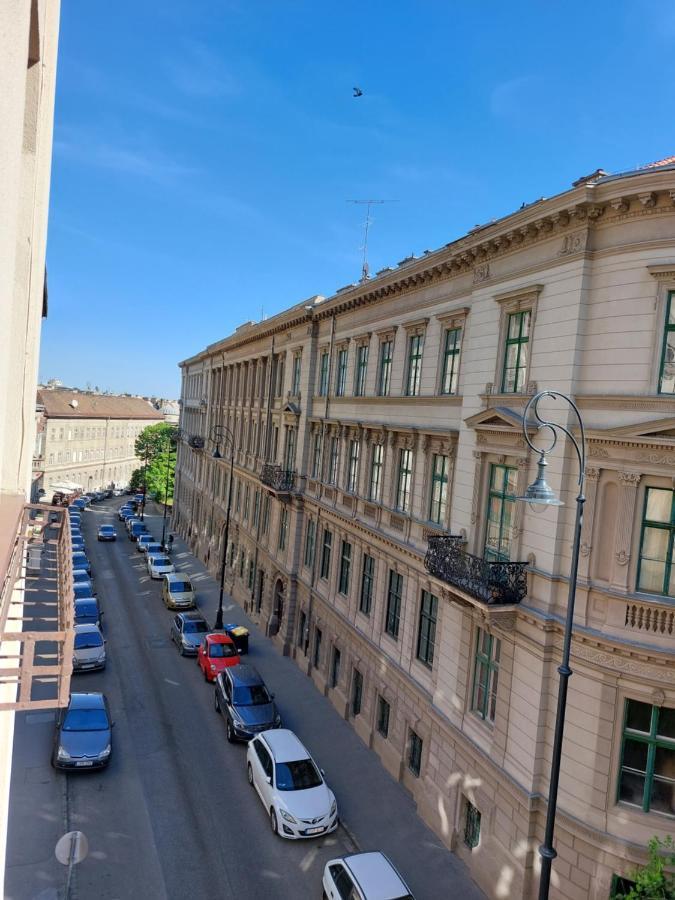 Ferienwohnung Sunny Studio At The Castle Budapest Exterior foto